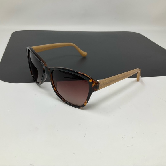 Ivanka Trump sunglasses main image 11